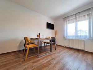 Apartment and Rooms Katunar