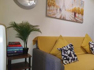 The Yellow Sapphire Sanctum - Cosy 1 bed flat with FREE Parking & FAST WiFi near city centre, Birmingham New Street Station, National sea life centre Birmingham, Ladywood leisure centre and Egbaston golf club