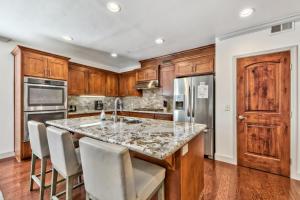Tahoe Woods 501 - Location Spacious Walk to Beach
