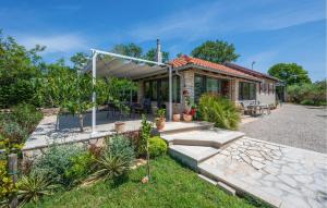 1 Bedroom Awesome Home In Peroj