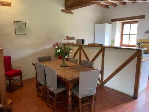Maisons de vacances Spacieuse maison au bord de la riviere, proche du Mans, avec equipements modernes, ideale pour familles - FR-1-410-440 : photos des chambres