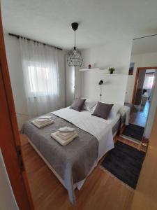 Apartments with a parking space Vir - 23041