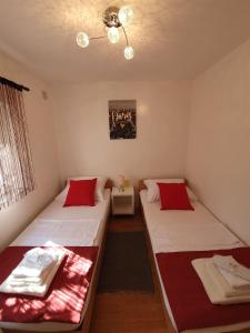 Apartments with a parking space Vir - 23041