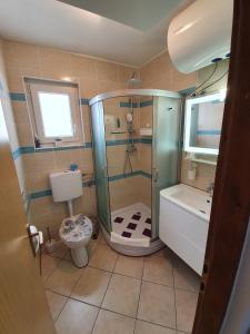 Apartments with a parking space Vir - 23041