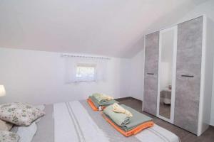 Apartments with parking space Bonic, Losinj - 23056