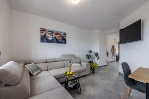 Apartments with parking spaces Splitska, Brac - 23168