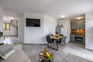 Apartments with parking spaces Splitska, Brac - 23168