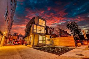 Modern & Colorful ~ 5* Location