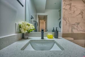 Modern & Colorful ~ 5* Location