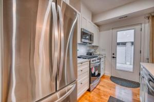 Modern & Colorful ~ 5* Location