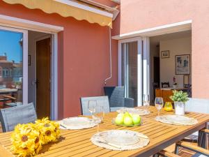 Apartamento con Terraza Grande y Piscina Cerca de la Playa - HISP-288-55