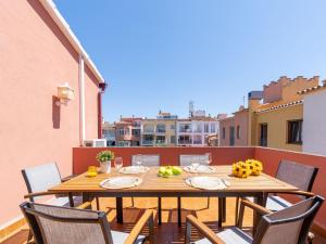 Apartamento con Terraza Grande y Piscina Cerca de la Playa - HISP-288-55