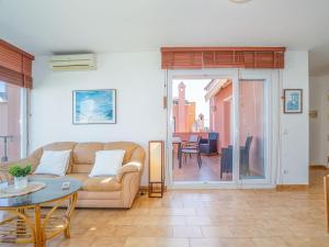Apartamento con Terraza Grande y Piscina Cerca de la Playa - HISP-288-55