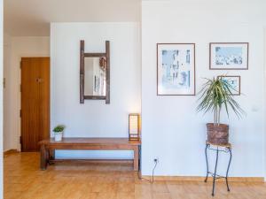 Apartamento con Terraza Grande y Piscina Cerca de la Playa - HISP-288-55