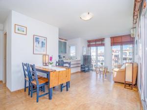 Apartamento con Terraza Grande y Piscina Cerca de la Playa - HISP-288-55