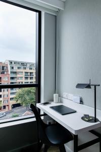 Petite Queen room in MetroResidences Darling Harbour