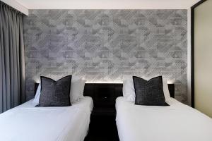 Petite Twin room in MetroResidences Darling Harbour