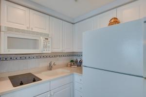 Beachfront Daytona Vacation Rental with Balcony