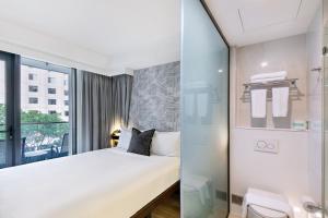  Queen Plus with Balcony  with Complimentary Gym Pass and Late Check out room in MetroResidences Darling Harbour