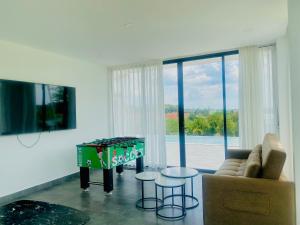 Căn Hộ 3 Phòng Ngủ (Three-Bedroom Apartment)