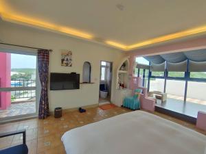 Phòng Deluxe Giường Đôi Với Ban Công và Tầm Nhìn Ra Biển (Deluxe Double Room with Balcony and Sea View)