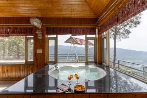 Villa Woodside Meadows by VEO - Jacuzzi Retreat, Kasauli