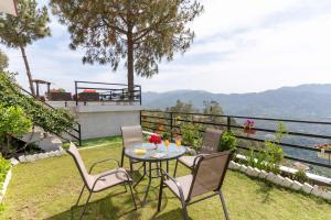 Villa Woodside Meadows by VEO - Jacuzzi Retreat, Kasauli