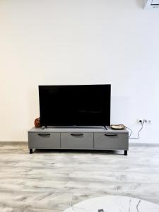 Stylish 2 BDR Apartment at an Excellent Location