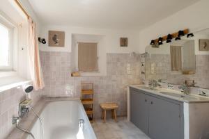 Villas Maison de famille donnant sur le Golf et le Fier d'Ars dans un parc de 7500m2 : photos des chambres