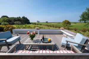 Villas Maison de famille donnant sur le Golf et le Fier d'Ars dans un parc de 7500m2 : photos des chambres