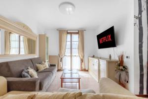 Sunflower House with Pool and Solarium Area