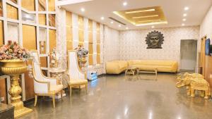 Sallow Royal Suites by Dew Drop