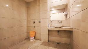 Sallow Royal Suites by Dew Drop