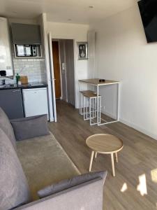 Appartements beau studio au bord de la mer : photos des chambres