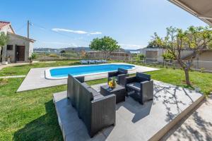 Family friendly house with 3 rooms,big pool and grill near Split 