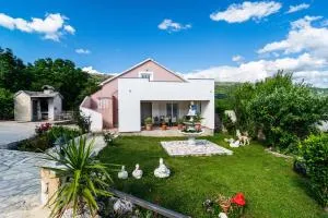 Three-Bedroom Holiday Home in Dabar - Dabar