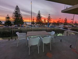 Sunset Shores Scarborough King Bed Beachfront