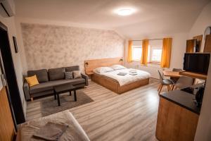 Triple Room with Private Bathroom room in APART Mikeš