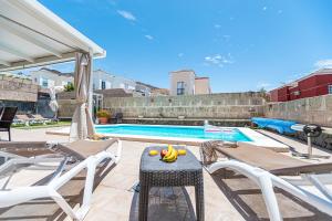 Cozy villa in Madroñal de Fañabe with large private pool