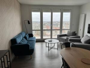 Une chambre privée bleu dans un appartement partagé