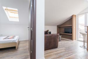 E&M apartment