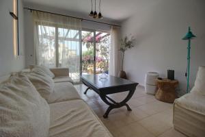 Elias 1-Bedroom Apartment on the beach with pool
