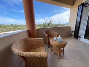 75sqm Perdika Aegina luxury family apartment με θέα βουνό και θάλασσα 75τμ