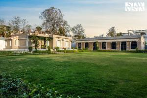 Arcadian Manor with Indoor Pool Indoor-Outdoor Games at Varanasi by StayVista