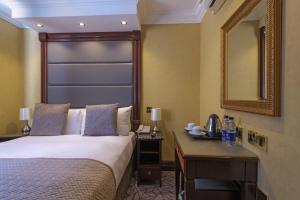 Small Double Room room in Hyde Park International - Member of Park Grand London