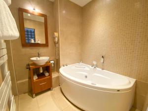 Hotels Best Western Le Cheval Blanc -Vue sur le port-plein centre ville : photos des chambres