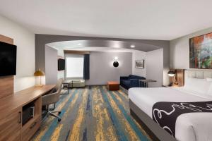 Deluxe King Room - Non-Smoking room in La Quinta by Wyndham Knoxville Central Papermill