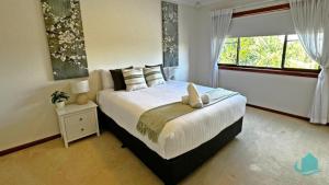 Village Bay Lake house family Lake House with Spa