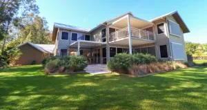 Pelican Escape Executive Home - Murrays Beach