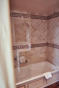 Hotels Hostellerie de la Tour d'Auxois : photos des chambres